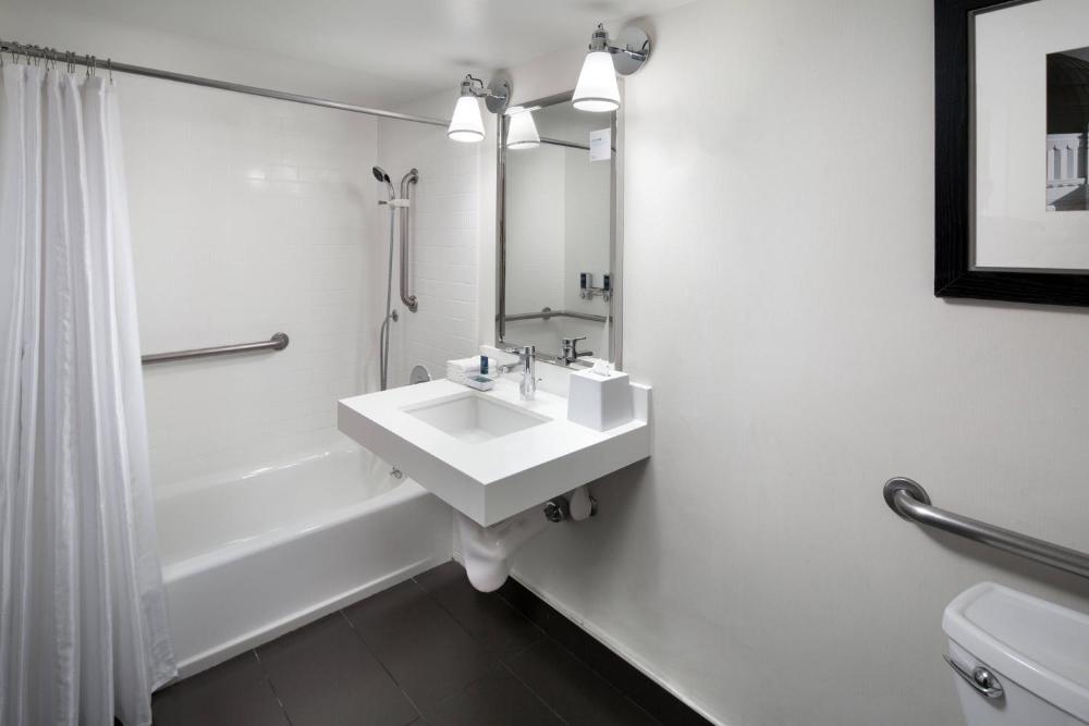 Room image 4