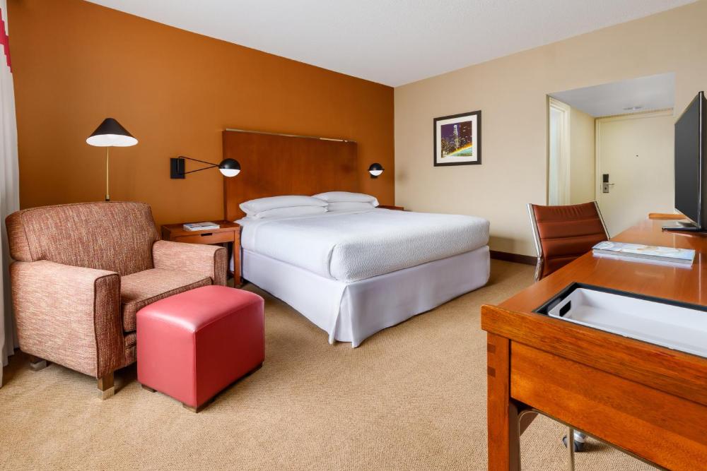 Large King Room with Roll-in Shower - Mobility Accessible